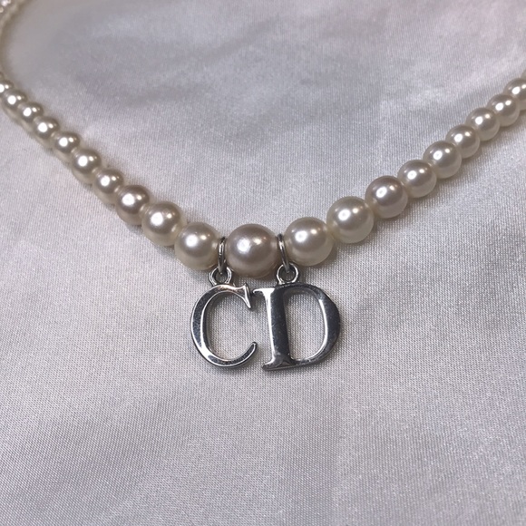 ⭐️ Authentic Dior Pendant Pearl Choker Necklace 💫 - Picture 7 of 10
